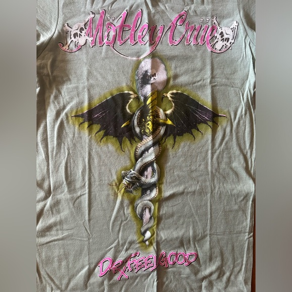 🆕 NWT Motley Crüe Dr. Feelgood T-shirt size small Hot Topic 🎸 - Picture 4 of 7
